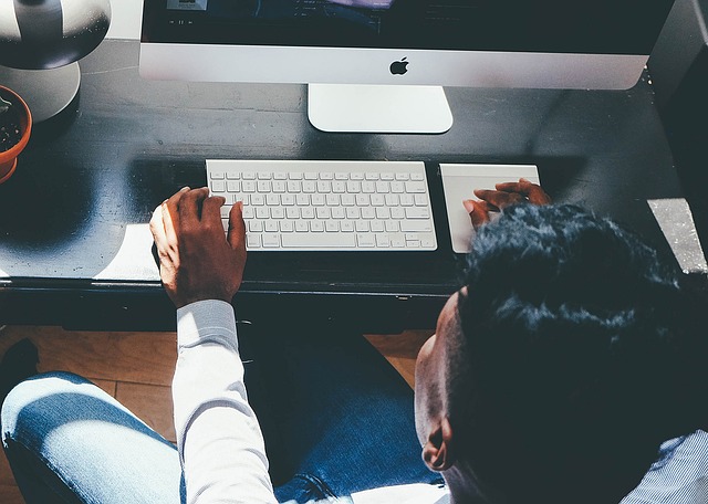 Le guide des consultants en portage salarial pour communiquer, trouver ses clients et être présent sur les réseaux sociaux