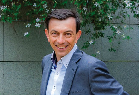 Un entrepreneur qui aide les entreprises à s’adapter à l’e-commerce